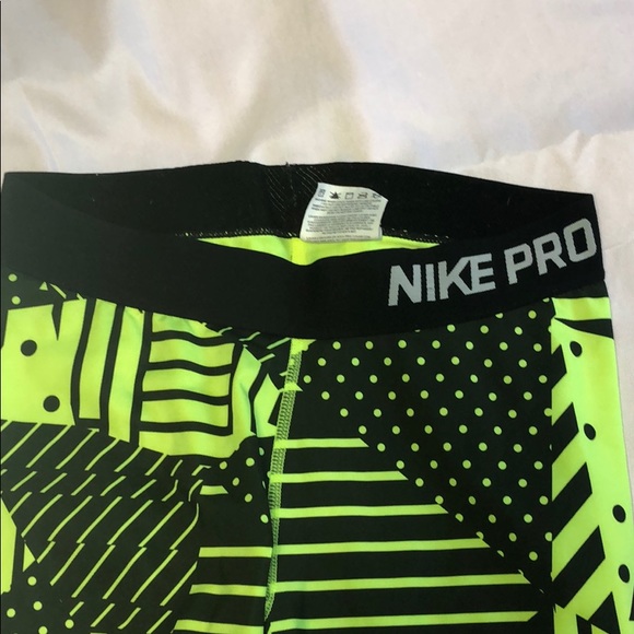Nike Pro Capri - Picture 2 of 3